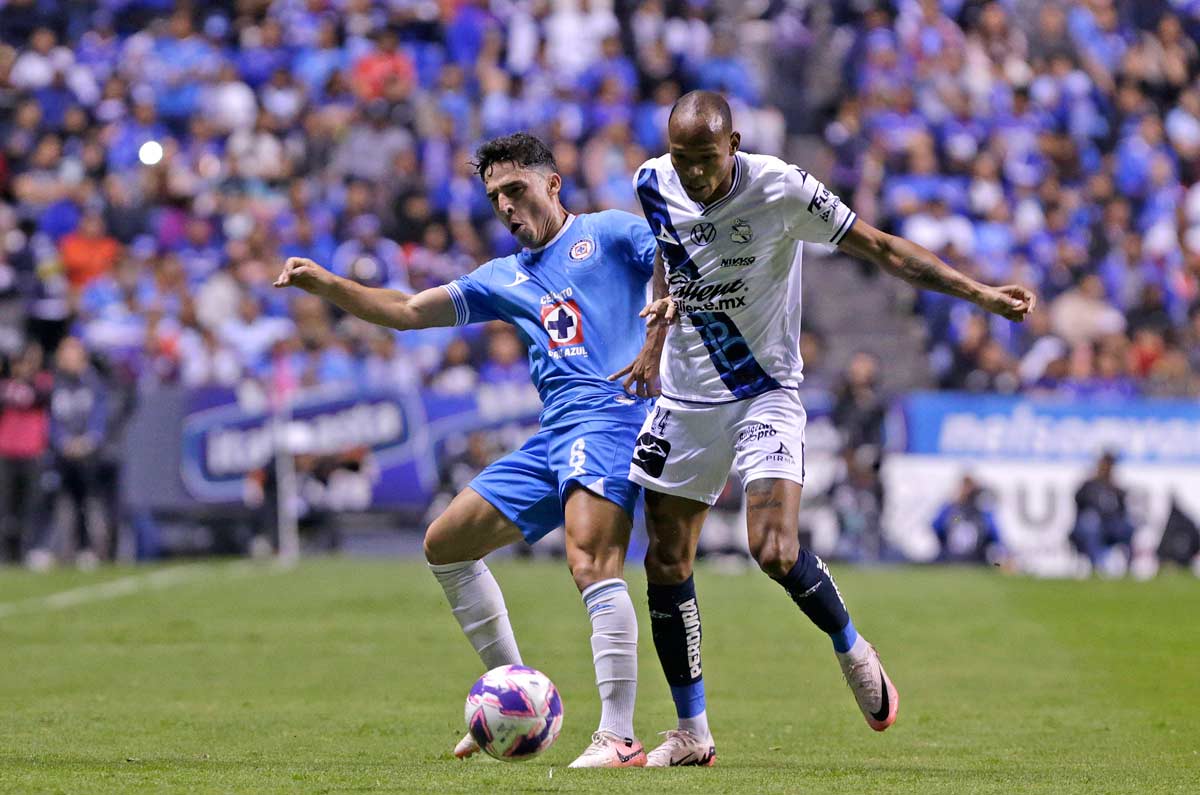 JUGADORES DEL CRUZ AZUL Y PUEBLA PELEAN EL BALÓN