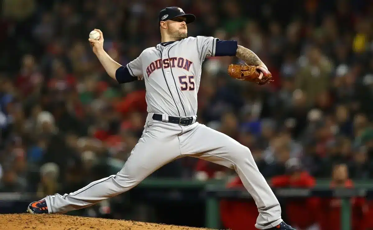 RYAN PRESSLY LANZANDO PARA LOS ASTROS