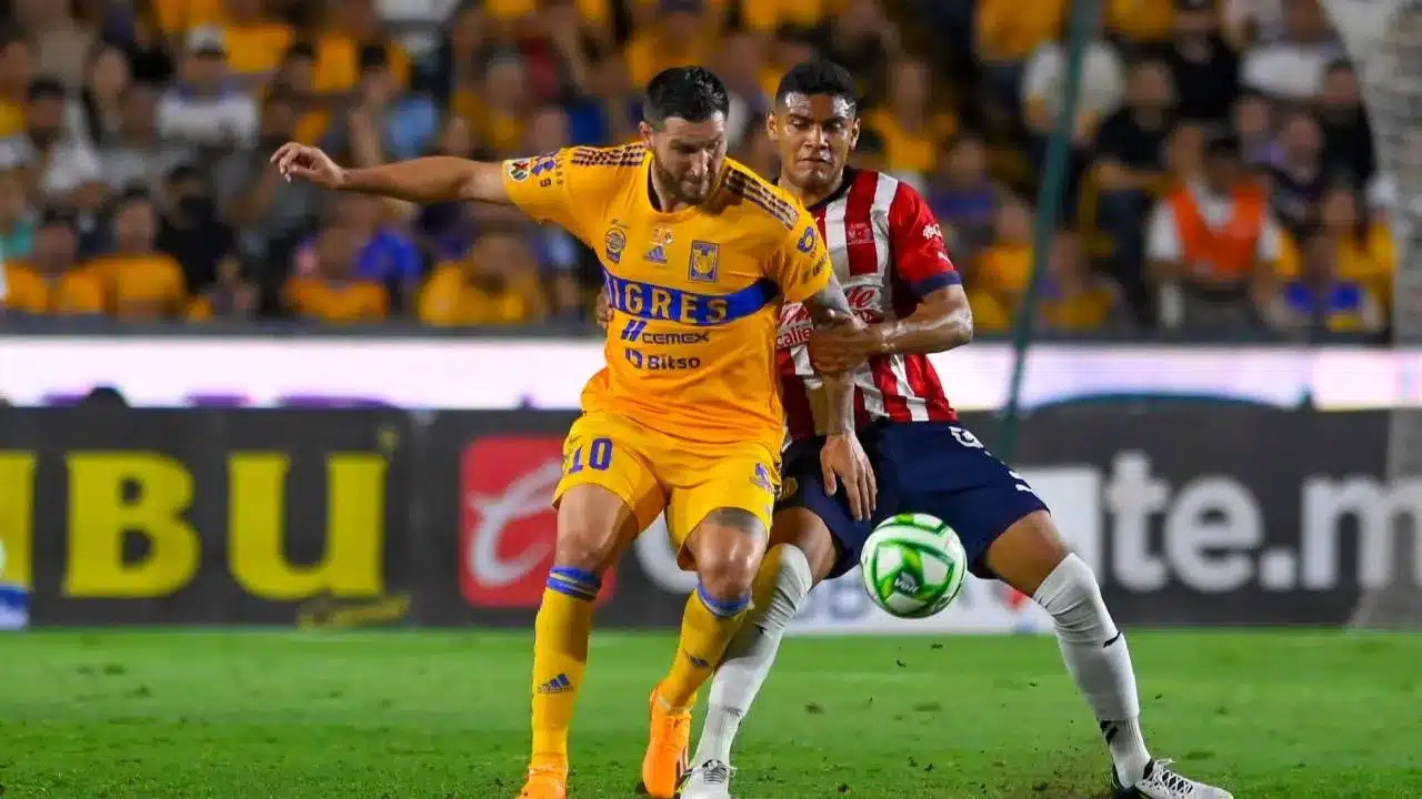 TIGRES Y CHIVAS PELEAN LA PELOTA