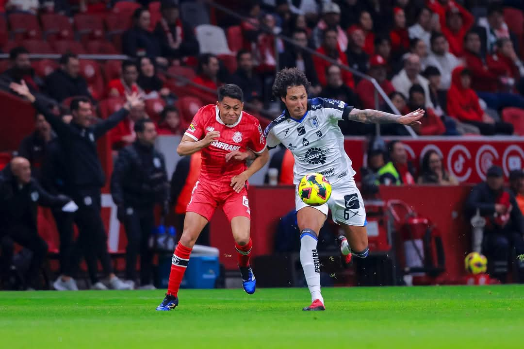 GALLOS BLANCOS SE SIGUE HUNDIENDO LA TABLA TRAS LA DERROTA FRENTE AL TOLUCA FC Y PODRÍA ESTAR EN PELIGRO EL PUESTO DE BENJAMÍN MORA EN LA LIGA MX