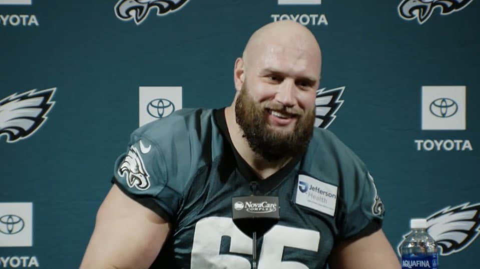 Lane Johnson dice que no se retirará después del Super Bowl y que definitivamente jugará el año que viene.