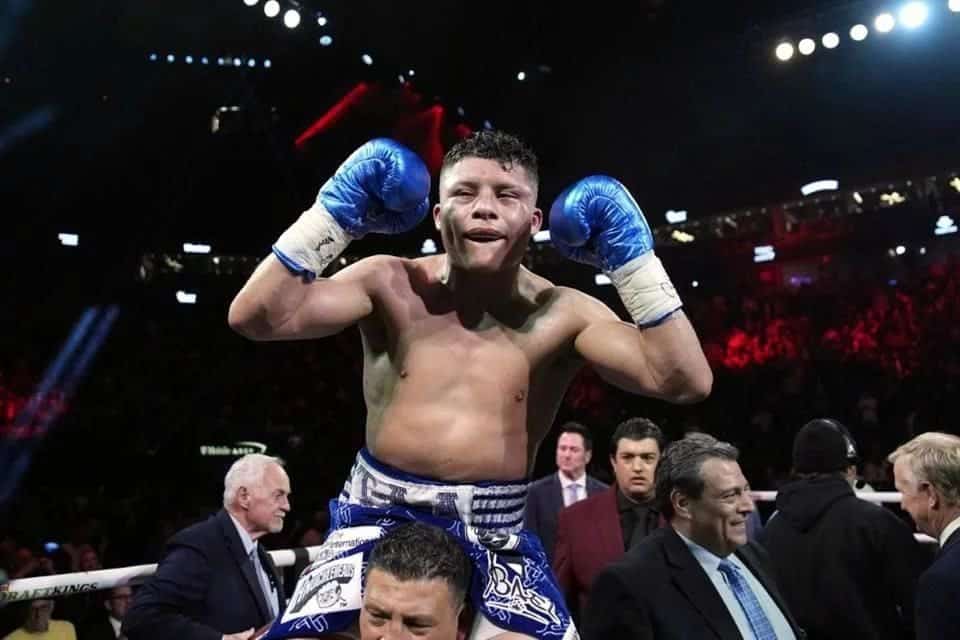 Pitbull Cruz derrota a Fierro en una 'guerra civil mexicana'.