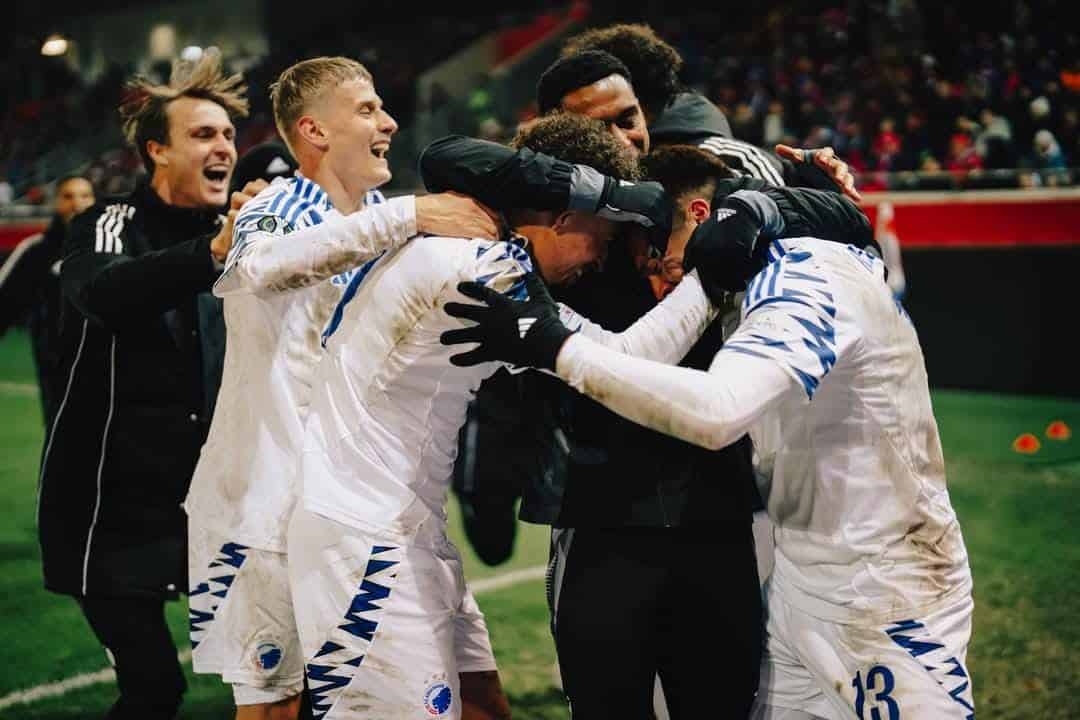 RODRIGO HUESCAS ES FELICITADO POR SUS COMPAÑEROS DEL COPENHAGUE FC TRAS DARLES EL BOLETO A LOS OCTAVOS DE FINAL DE LA UEFA CONFERENCE LEAGUE