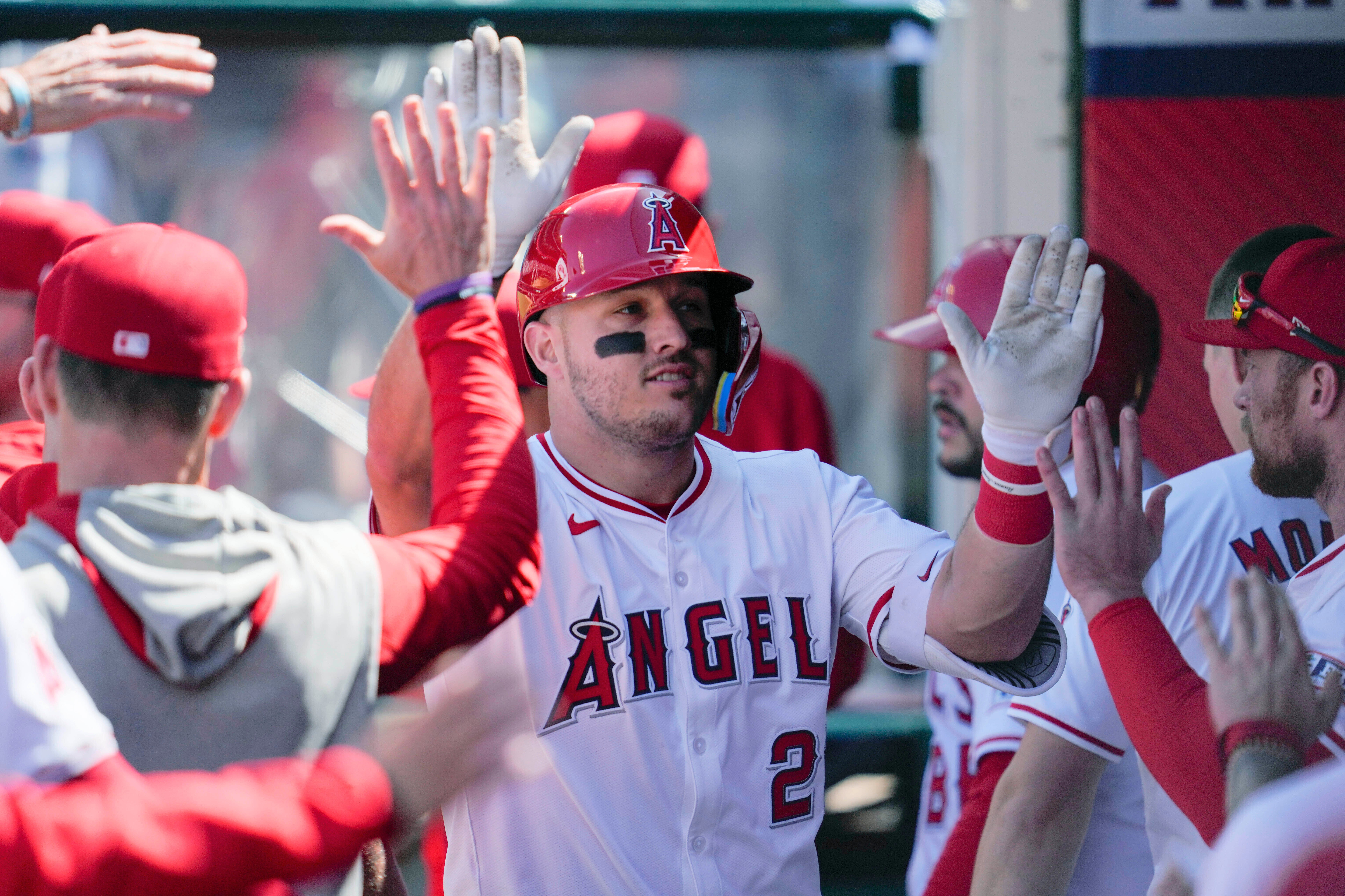 MIKE TROUT REGRESA CON LOS ANGELS A OTRA POSICIÓN