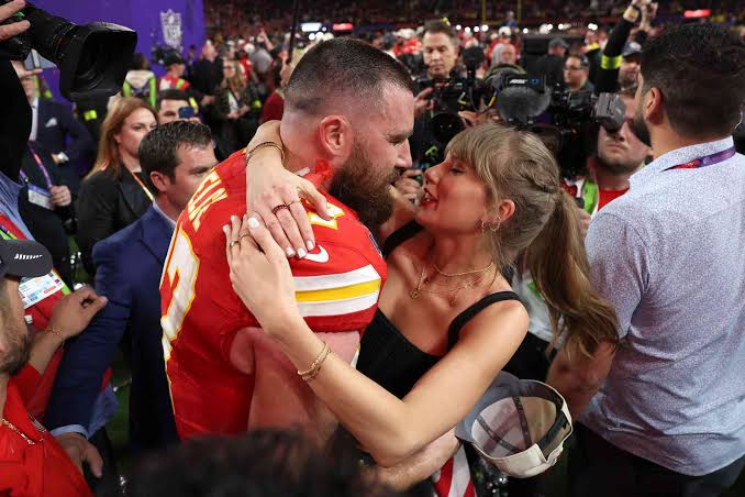 TRAVIS KELCE TAYLOR SWIFT NFL