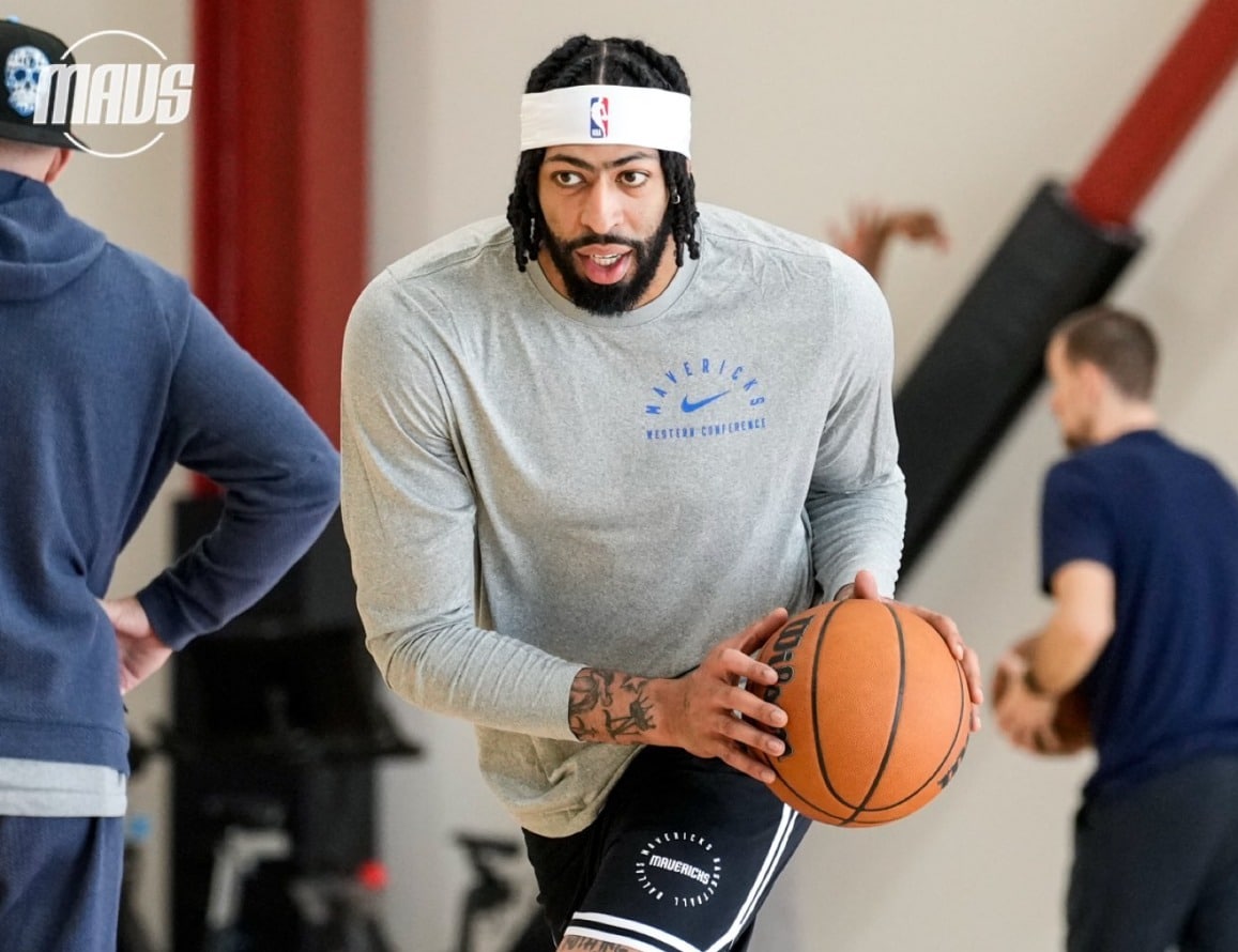 Anthony Davis ya entrena con los Mavericks.