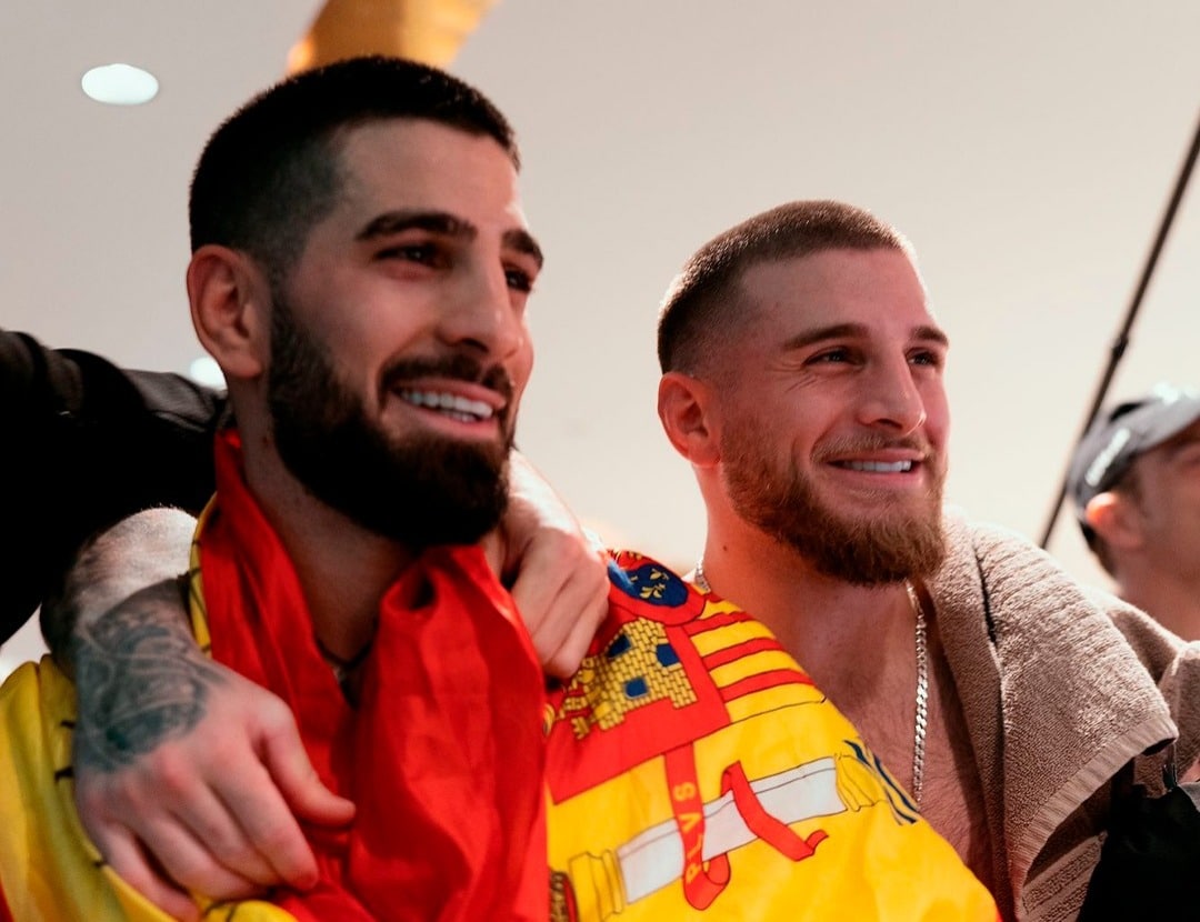 Ilia Topuria arropa a Aleksandre antes de su debut.