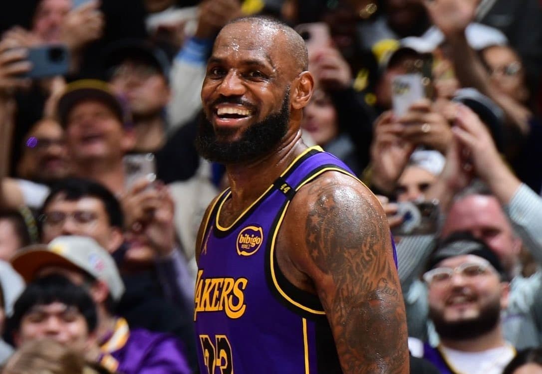 LeBron James rompe récord de Michael Jordan en la NBA.