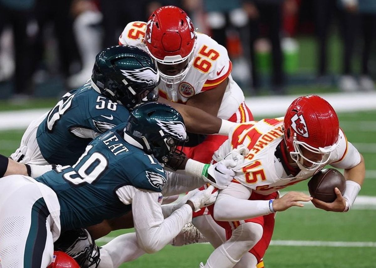 La defensa de los Eagles minimizo a Patrick Mahomes en el Super Bowl.