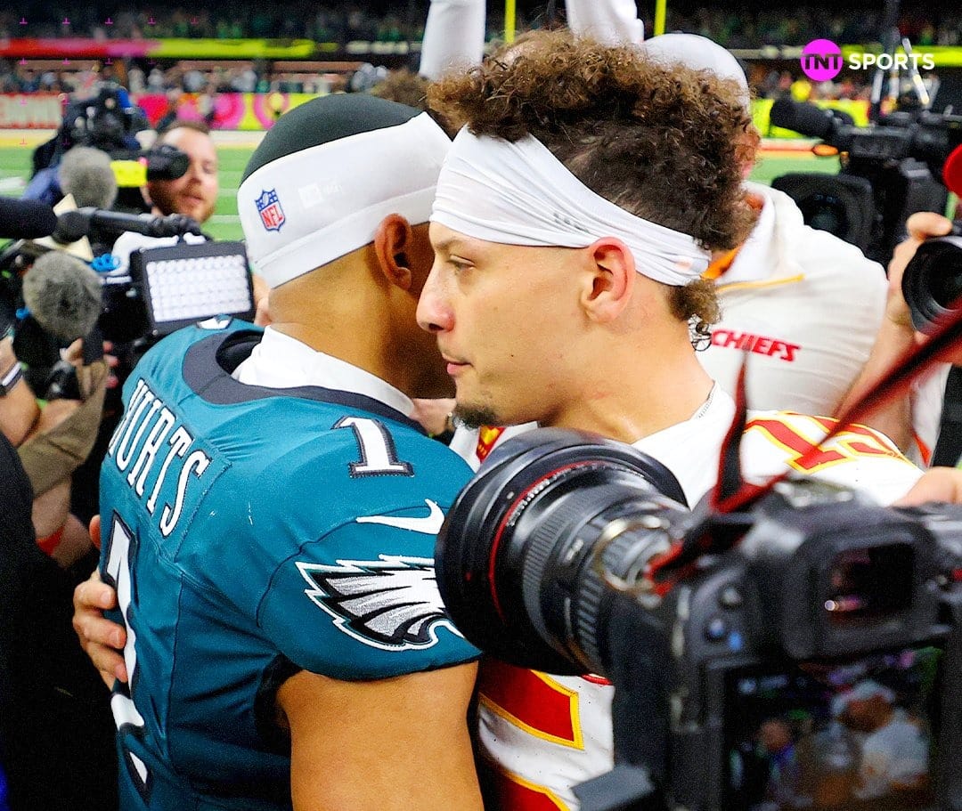 Jalen Hurts se rinde a Patrick Mahomes tras arrebatarle su tercera Super Bowl consecutiva.