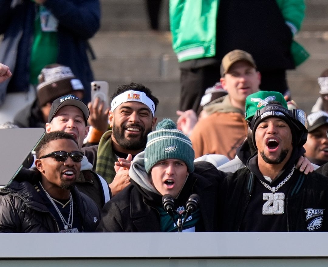 Jugadores de los Eagles en el desfile de campeones en Philadelphia.