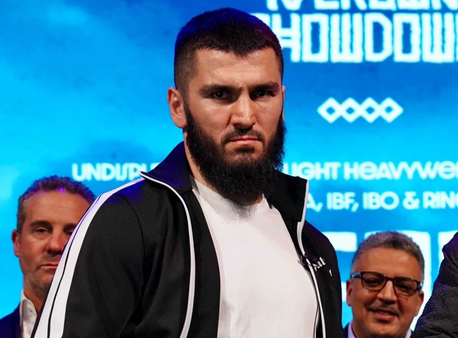 Beterbiev es conocido por su potente gancho al hígado, que suele provocar nocaut a sus rivales.