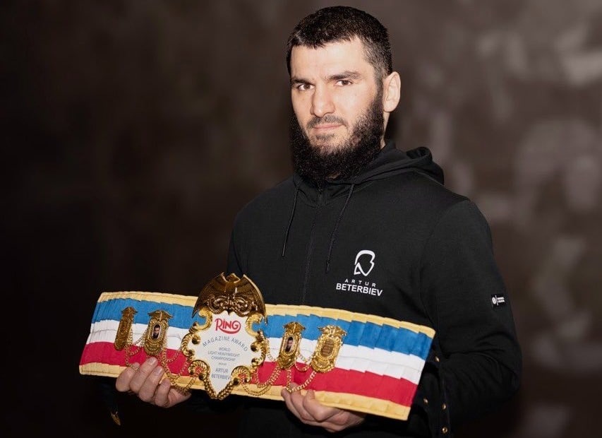 Artur Beterbiev ganó una polémica decisión mayoritaria sobre Dmitry Bivol para unificar los campeonatos mundiales de peso semipesado.