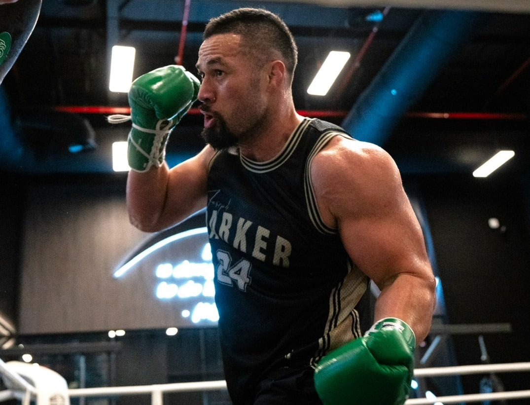 El sábado por la noche en el ANB Arena de Riad, Parker eliminó al sustituto de último momento Martin Bakole en dos asaltos.