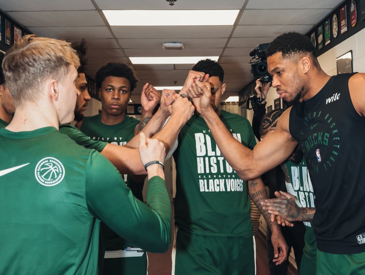 Los Milwaukee Bucks se alistan para jugar en su duela el día de hoy.