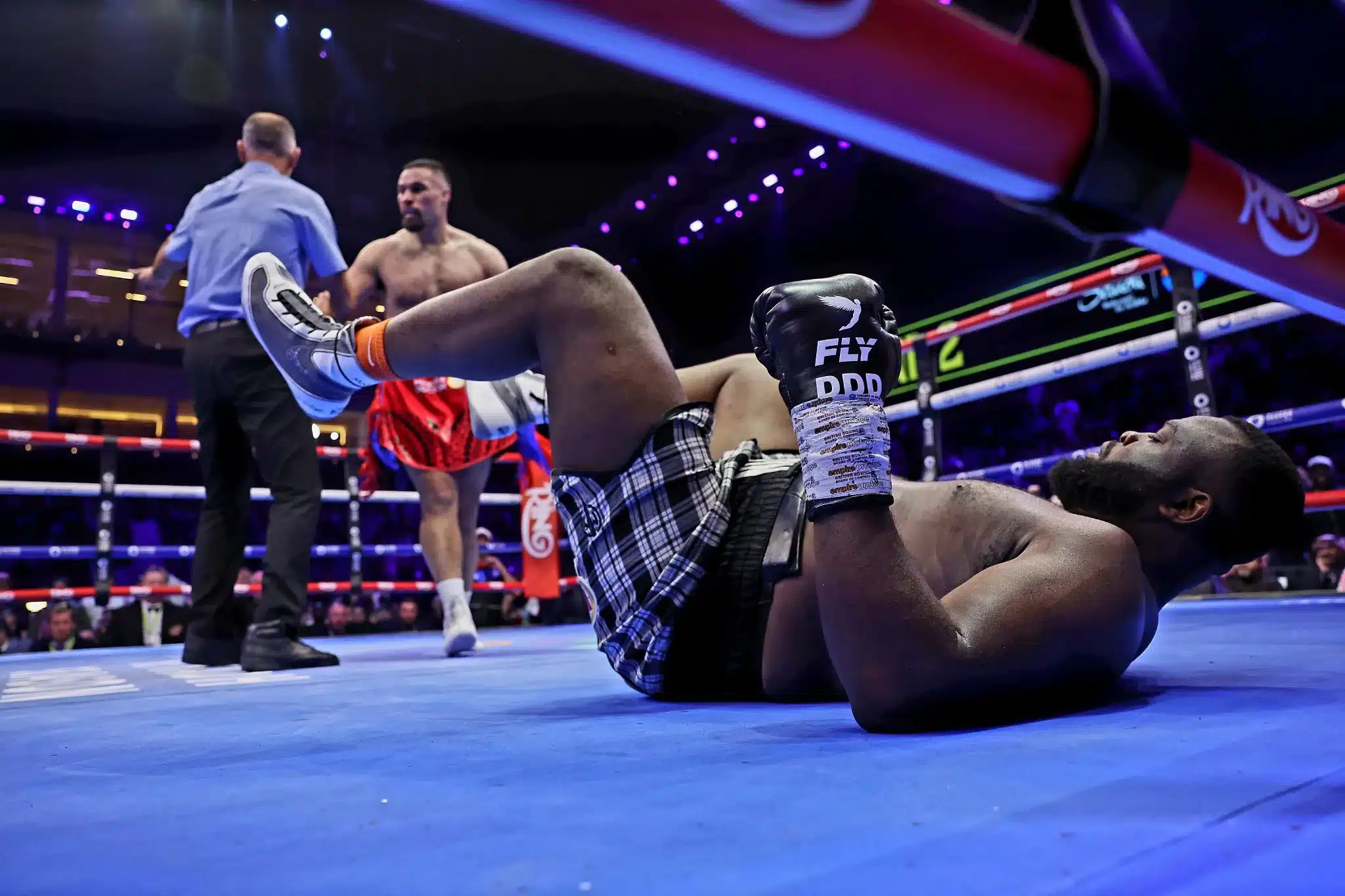 PARKER SACA EL PODER Y GANA EL COMBATE POR LA VÍA RÁPIDA