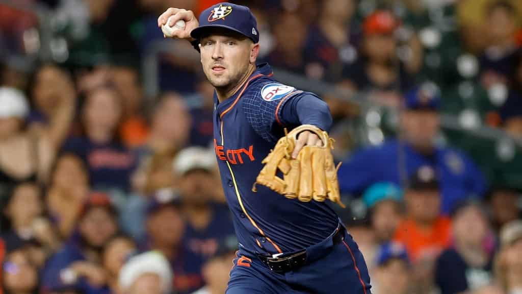 ALEX BREGMAN TIRA A LA PRIMERA BASE