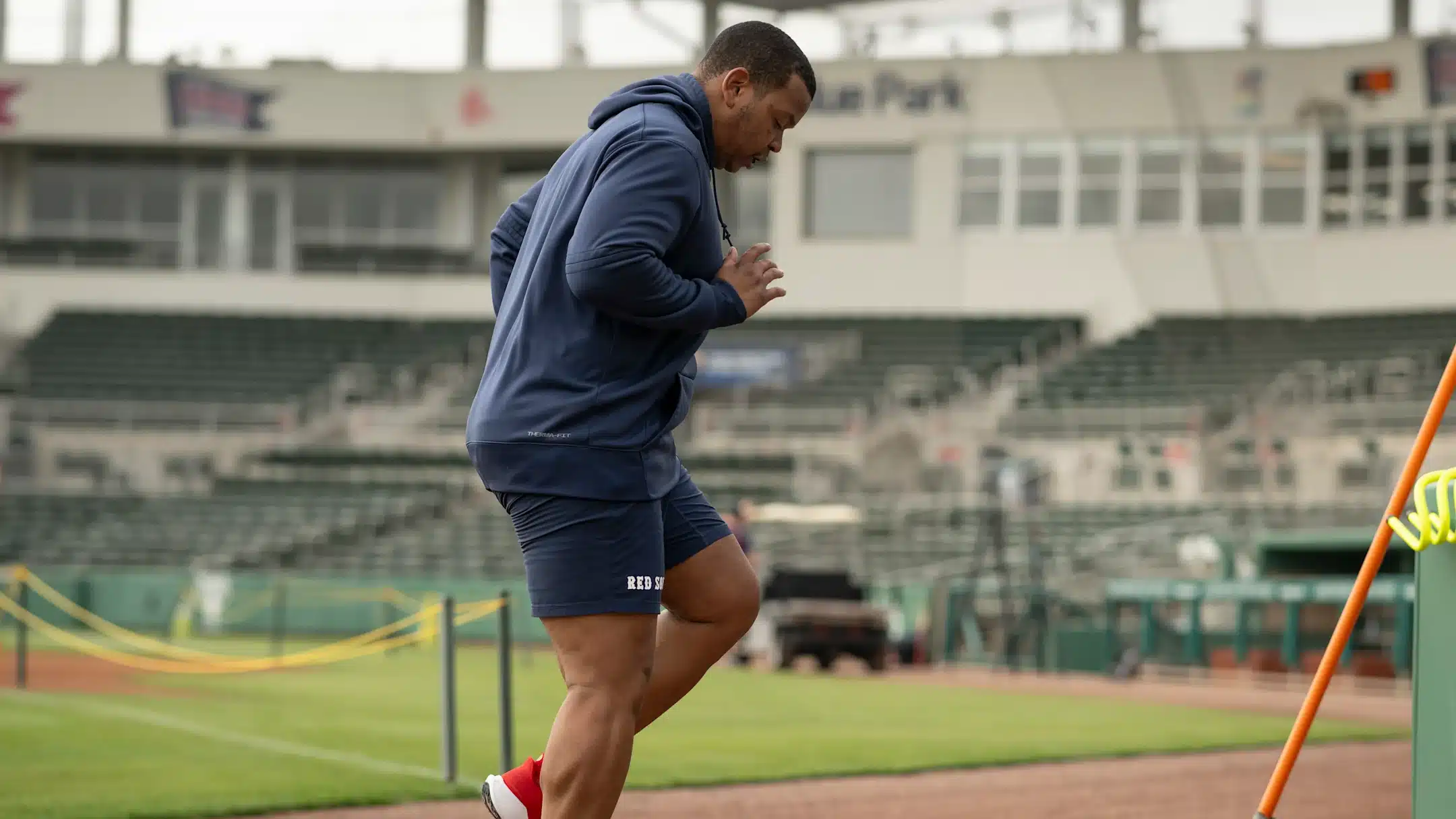 RAFAEL DEVERS SIGUE ESPERANDO SU DEBUT CON BOSTON