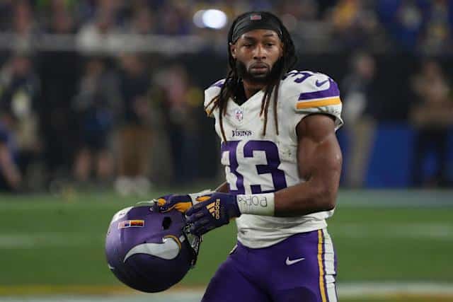 AARON JONES PERMANECERÁ CON LOS VIKINGS