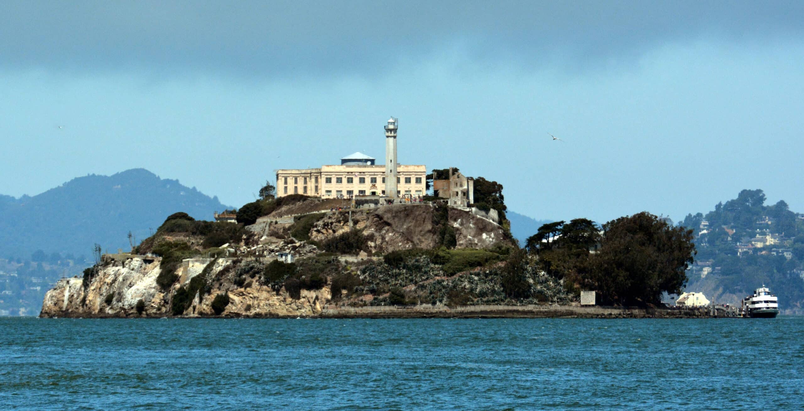 El evento de boxeo en la isla de Alcatraz, la prisión más infame del mundo, está siendo planeado para marzo de 2026 en la Bahía de San Francisco.