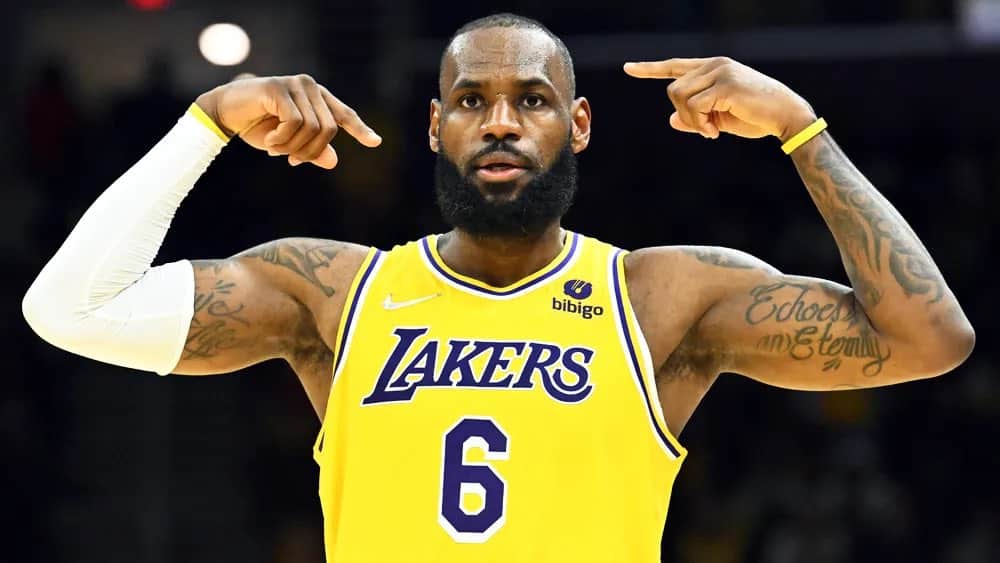 LeBron James se convirtió el martes en el primer jugador de la NBA en anotar 50.000 puntos en total en la temporada regular y en los playoffs.