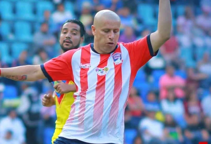 ADOLFO BAUTISTA SIEMPRE SE HA CARACTERIZADO POR SER UN INCONDICIONAL DE LAS CHIVAS Y CALIENTA LOS CLÁSICOS FRENTE AL CLUB AMÉRICA 