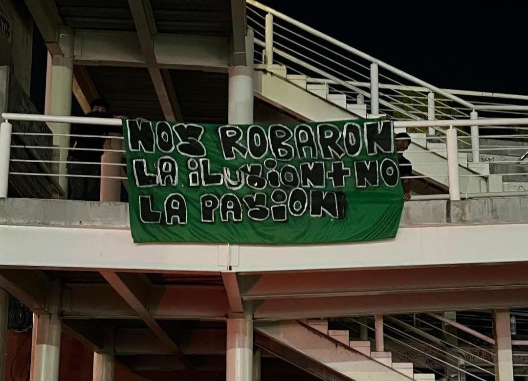 ESTOS FUERON ALGUNAS PANCARTAS DE LA AFICIÓN DEL CLUB LEÓN QUEJÁNDOSE DE LA POLÉMICA RESOLUCIÓN DE LA FIFA