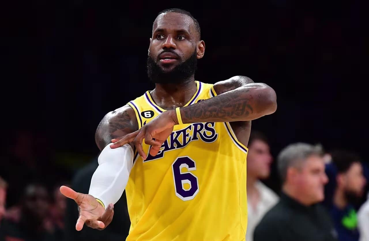 LeBron James se convirtió el martes en el primer jugador en la historia de la NBA en alcanzar los 50.000 puntos combinados en la temporada regular y en los playoffs.