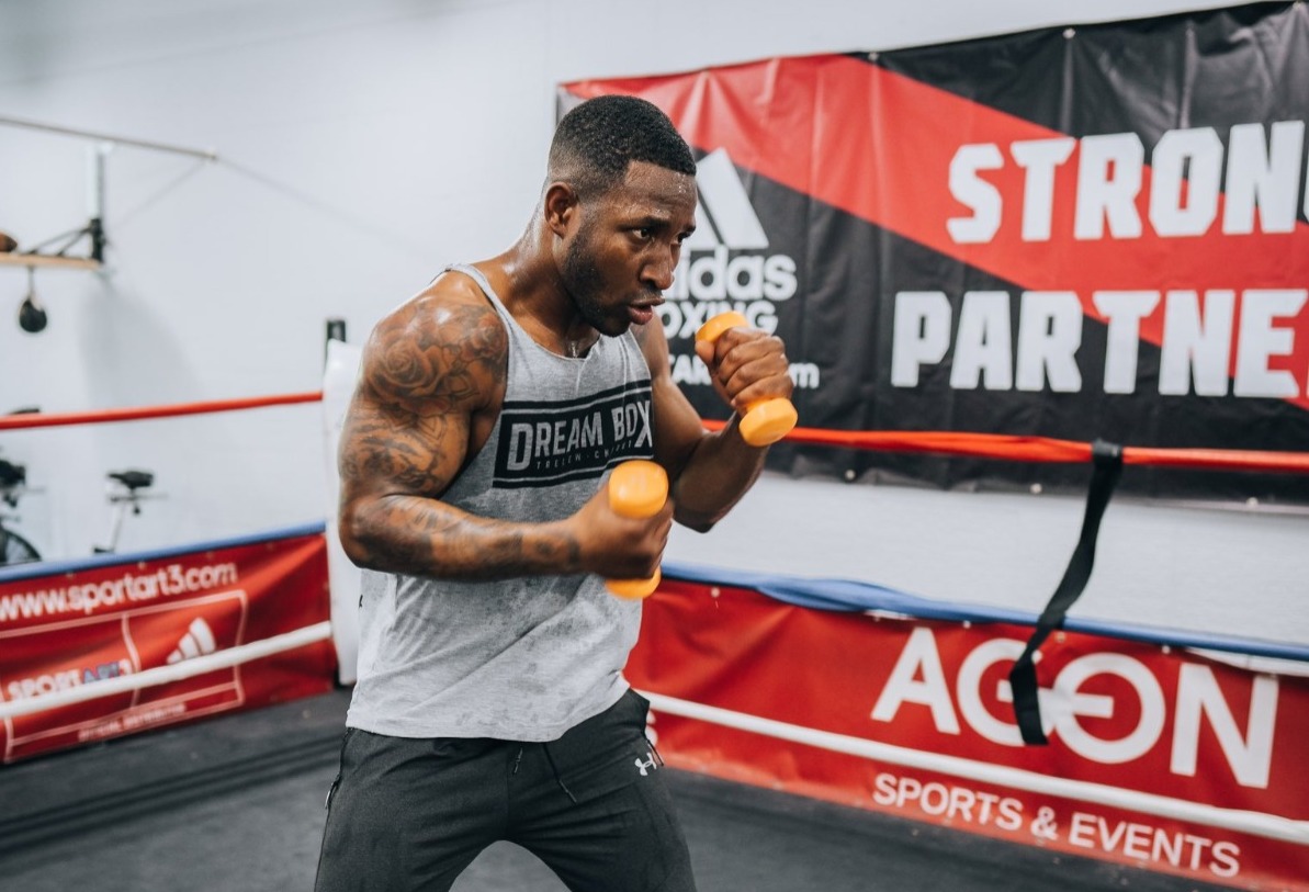 William Scull asegura que callará bocas al vencer a Canelo Álvarez este sábado en Riad.