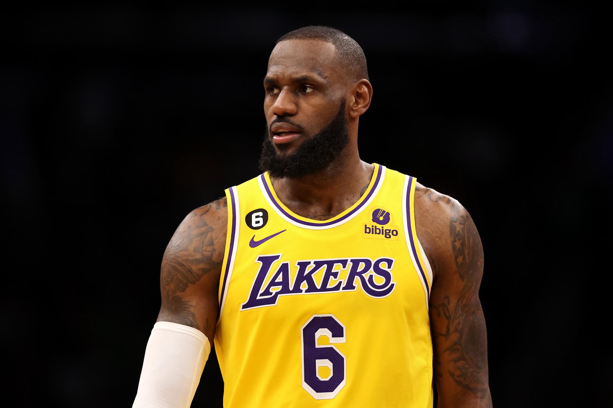 LeBron James se deslinda de salidas de jugadores.